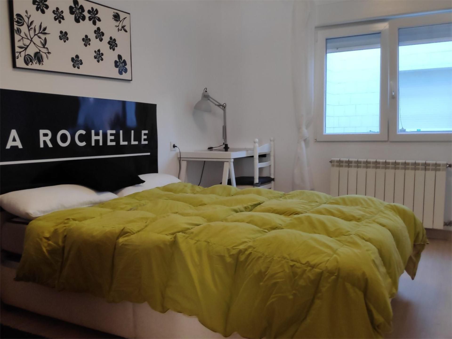 Bedroom of Flat to share in Gijón   with Heating, Parquet flooring and Furnished