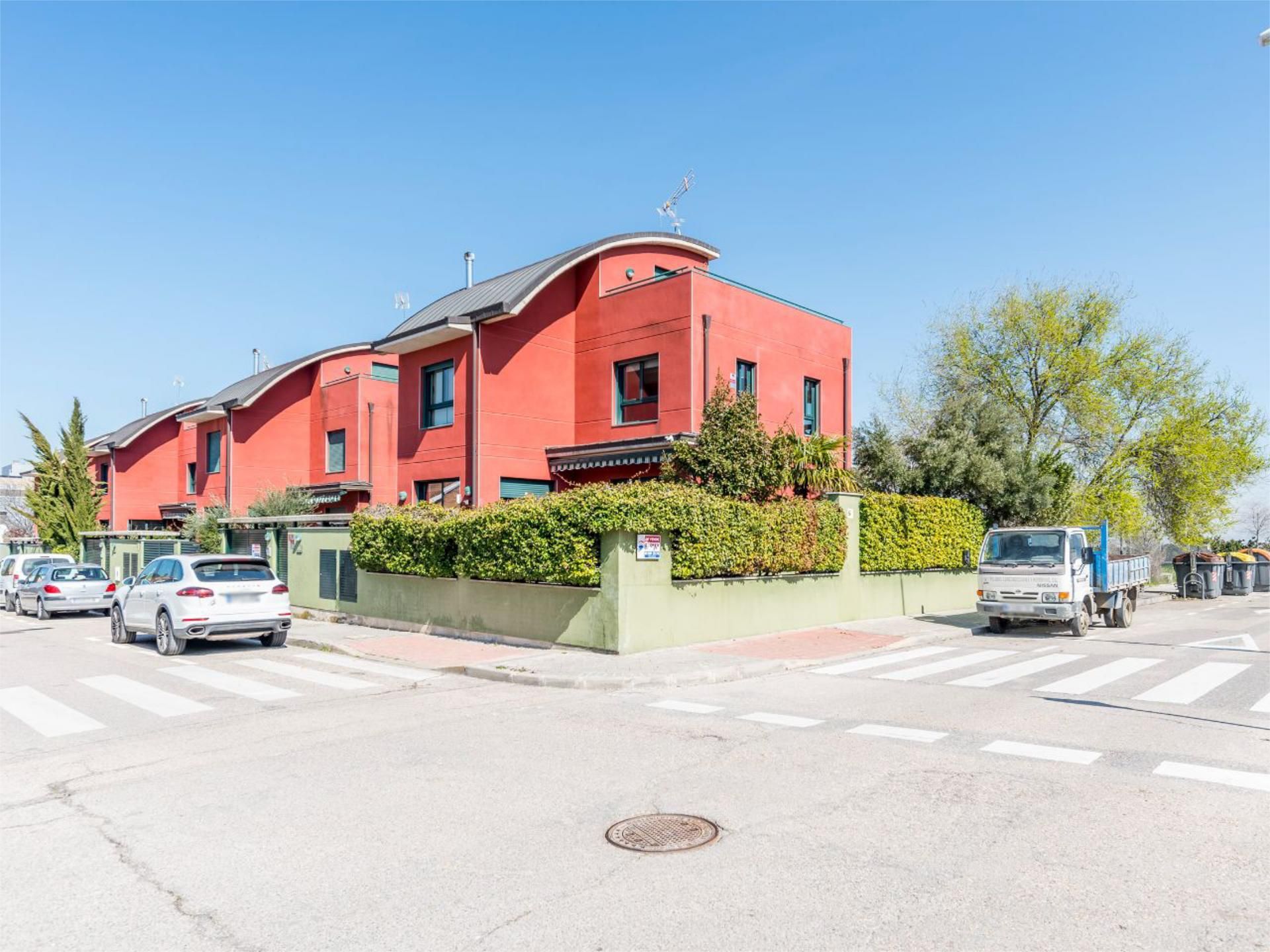 Vista exterior de Casa o xalet de lloguer en  Madrid Capital amb Aire condicionat, Calefacció i Jardí privat