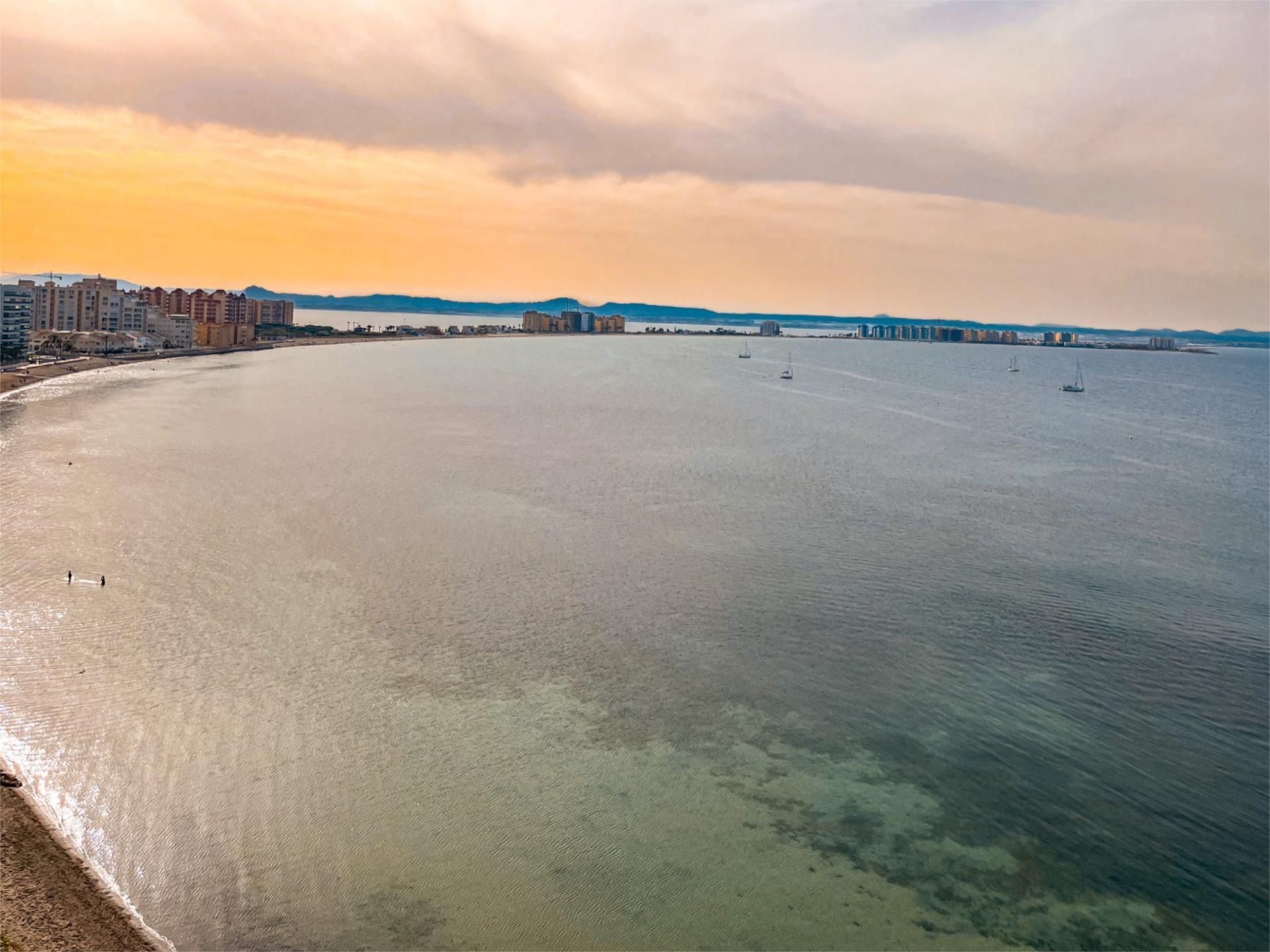 Vista exterior de Àtic de lloguer en La Manga del Mar Menor amb Aire condicionat, Calefacció i Jardí privat