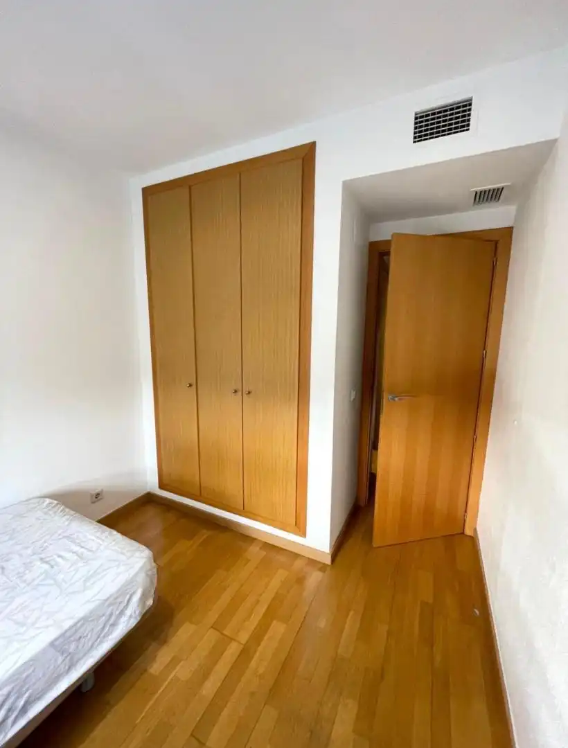 Room in Calle Pobladores, 4, La Pañoleta Bedroom of Flat for share in Camas with Air Conditioner, Private garden and Parquet flooring