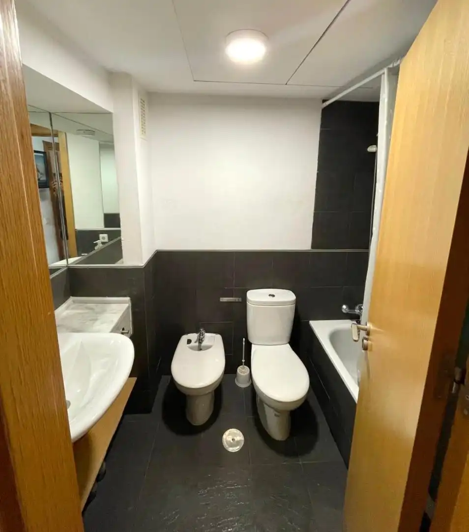 Room in Calle Pobladores, 4, La Pañoleta Bathroom of Flat for share in Camas with Air Conditioner, Private garden and Parquet flooring