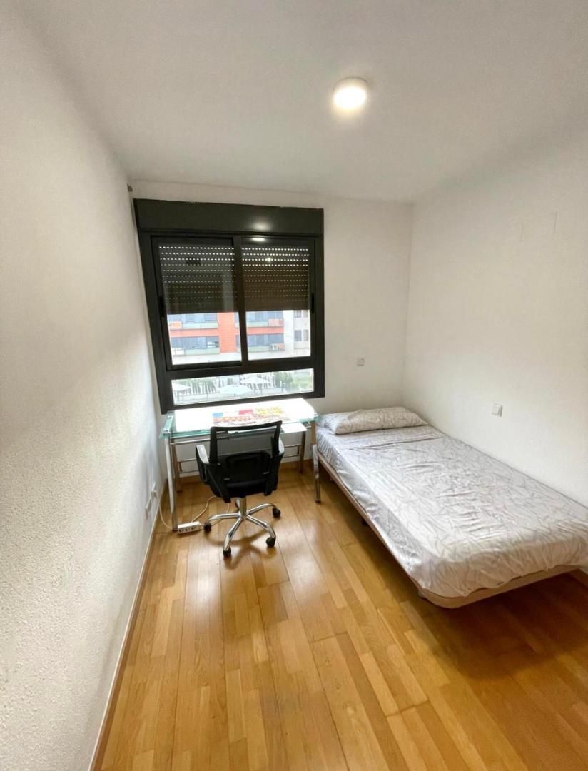 Bedroom of Flat to share in Camas  with Air Conditioner, Private garden and Parquet flooring