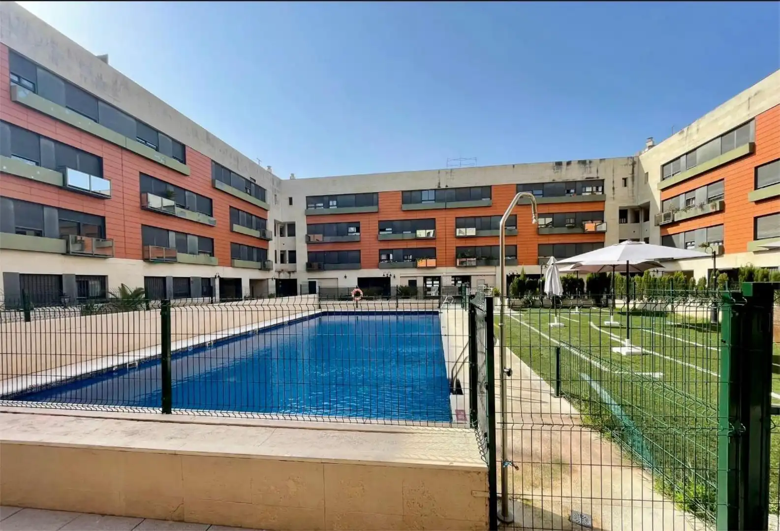 Room in Calle Pobladores, 4, La Pañoleta Swimming pool of Flat for share in Camas with Air Conditioner, Private garden and Parquet flooring