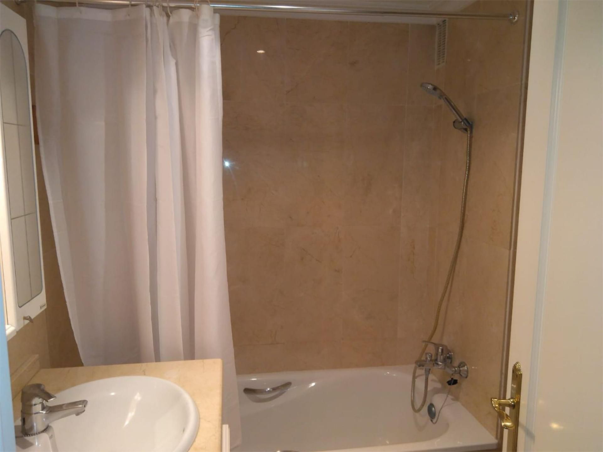 Bany de Pis en venda en Marbella amb Terrassa