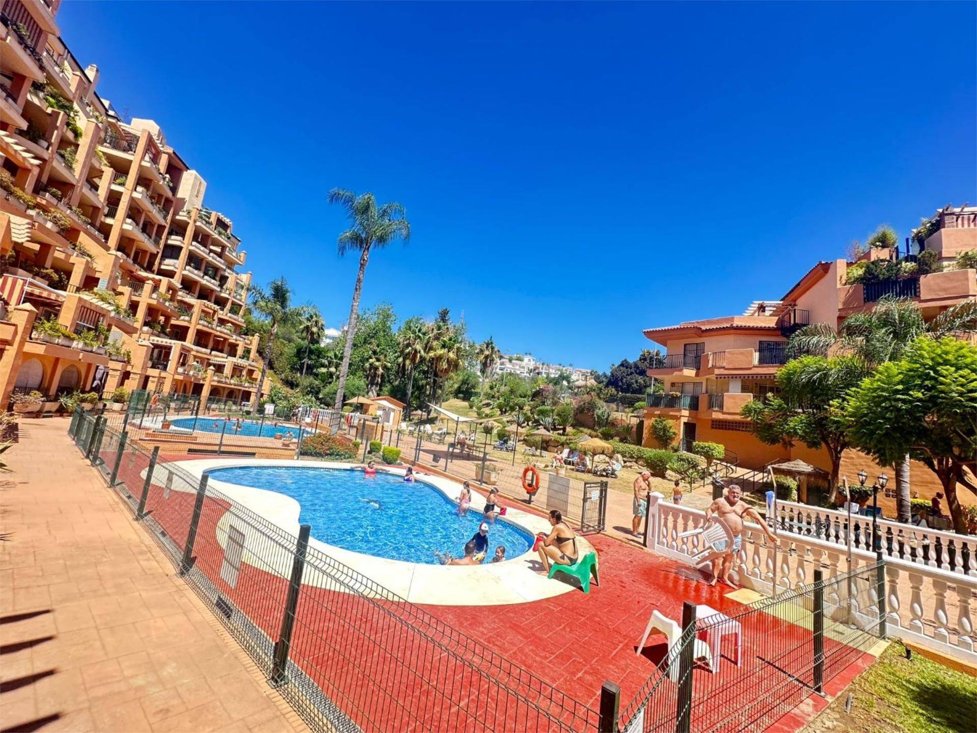 Piscina de Àtic de lloguer en Fuengirola amb Aire condicionat, Calefacció i Jardí privat