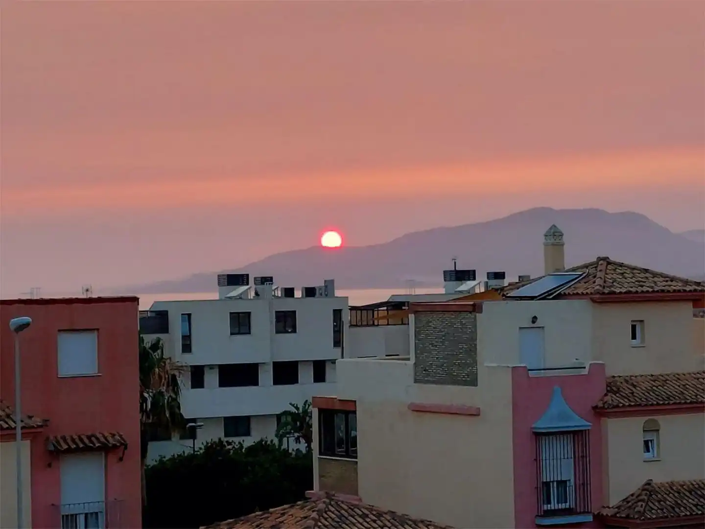 Außenansicht von Wohnung zur Miete in Tarifa mit Privatgarten, Terrasse und Schwimmbad