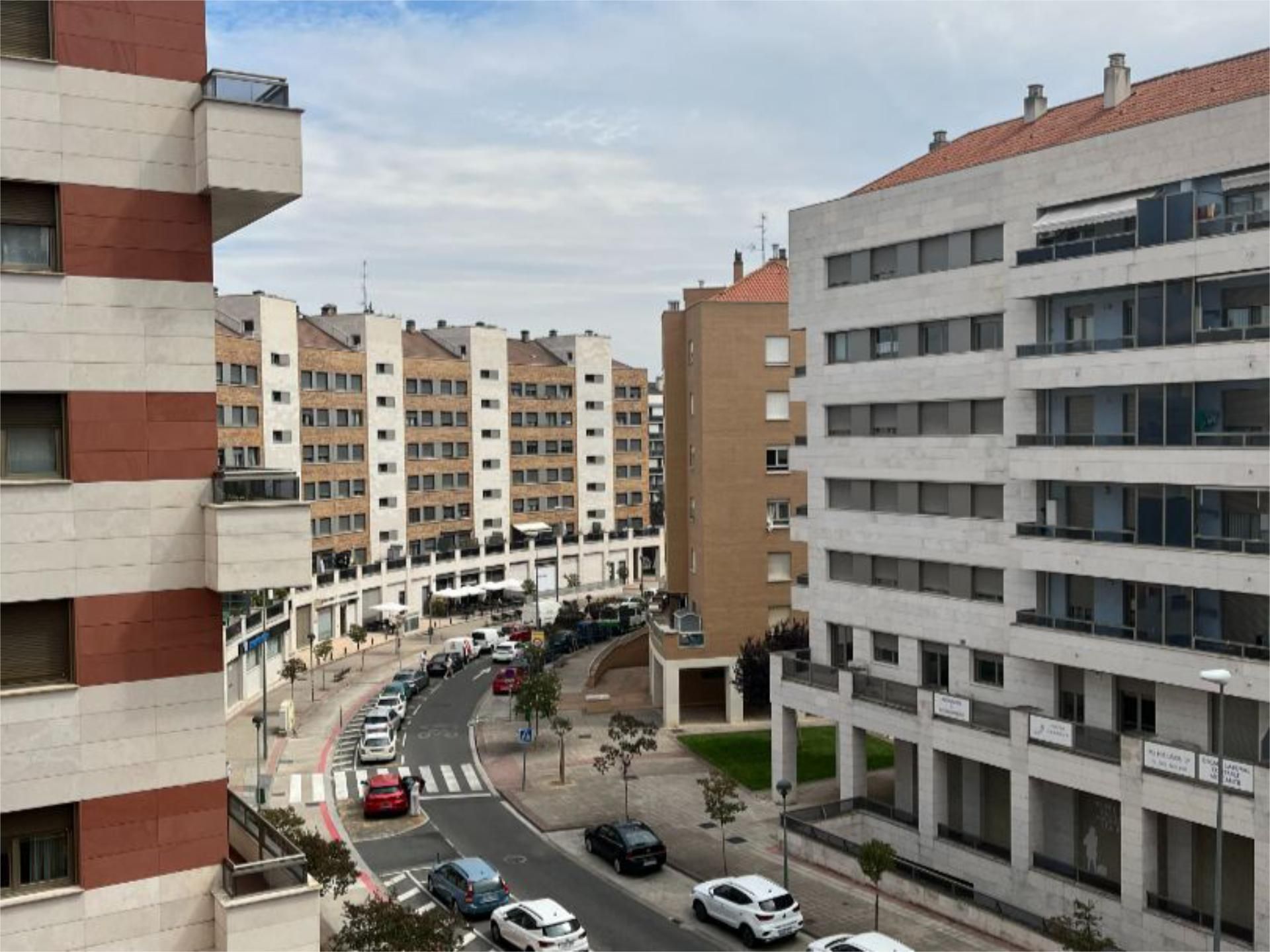 Vista exterior de Pis en venda en  Logroño amb Aire condicionat, Piscina i Balcó