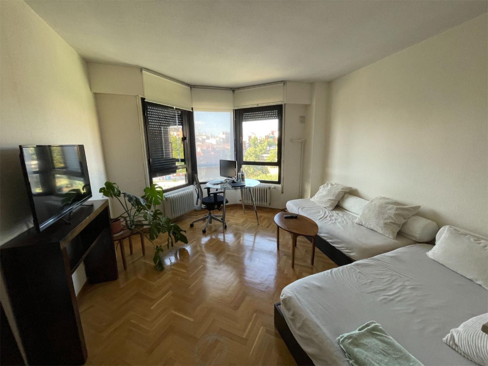 Bedroom of Flat to rent in  Madrid Capital  with Heating, Parquet flooring and Furnished