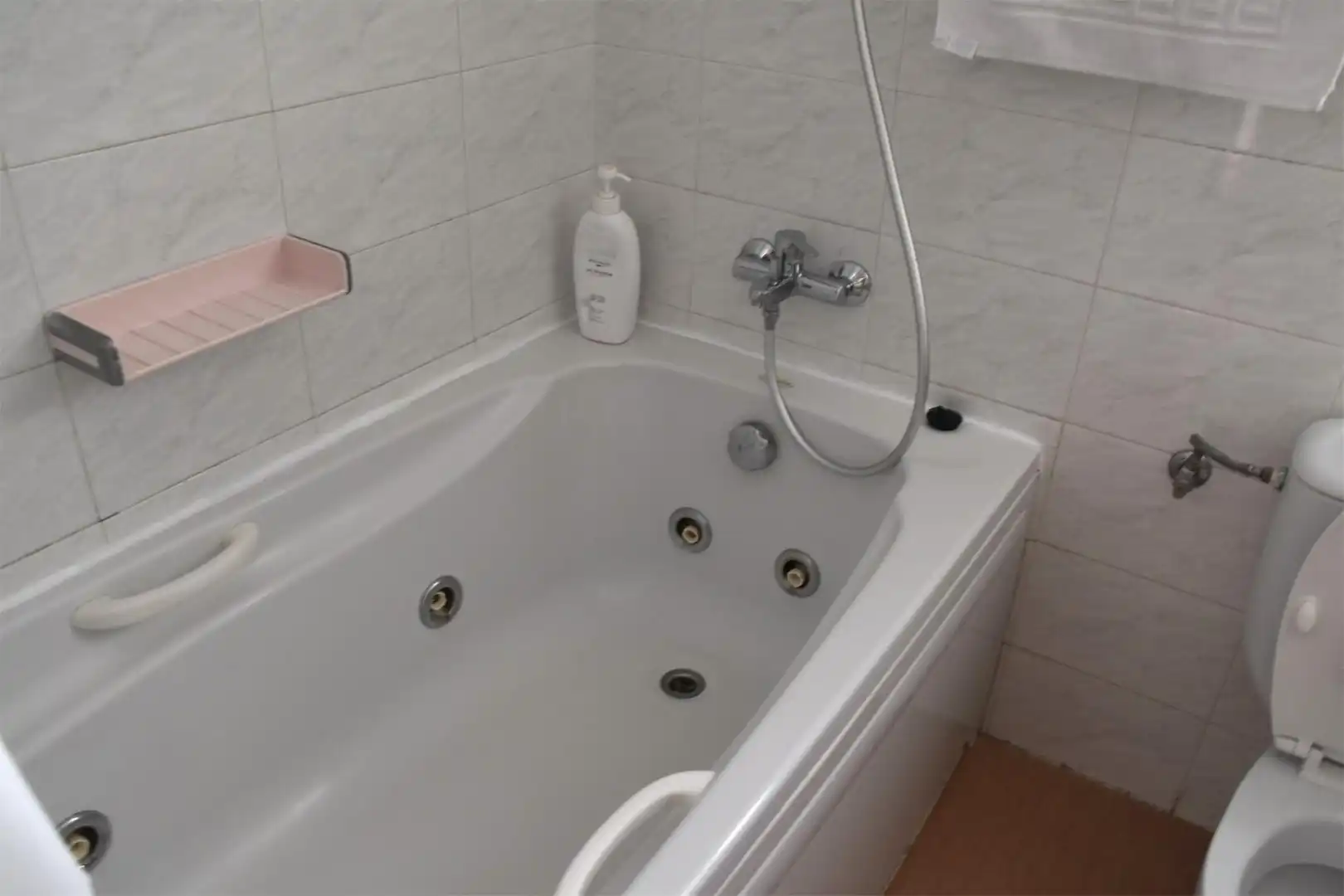 Baño de Piso de alquiler en Nerja con Aire acondicionado, Calefacción y Jardín privado