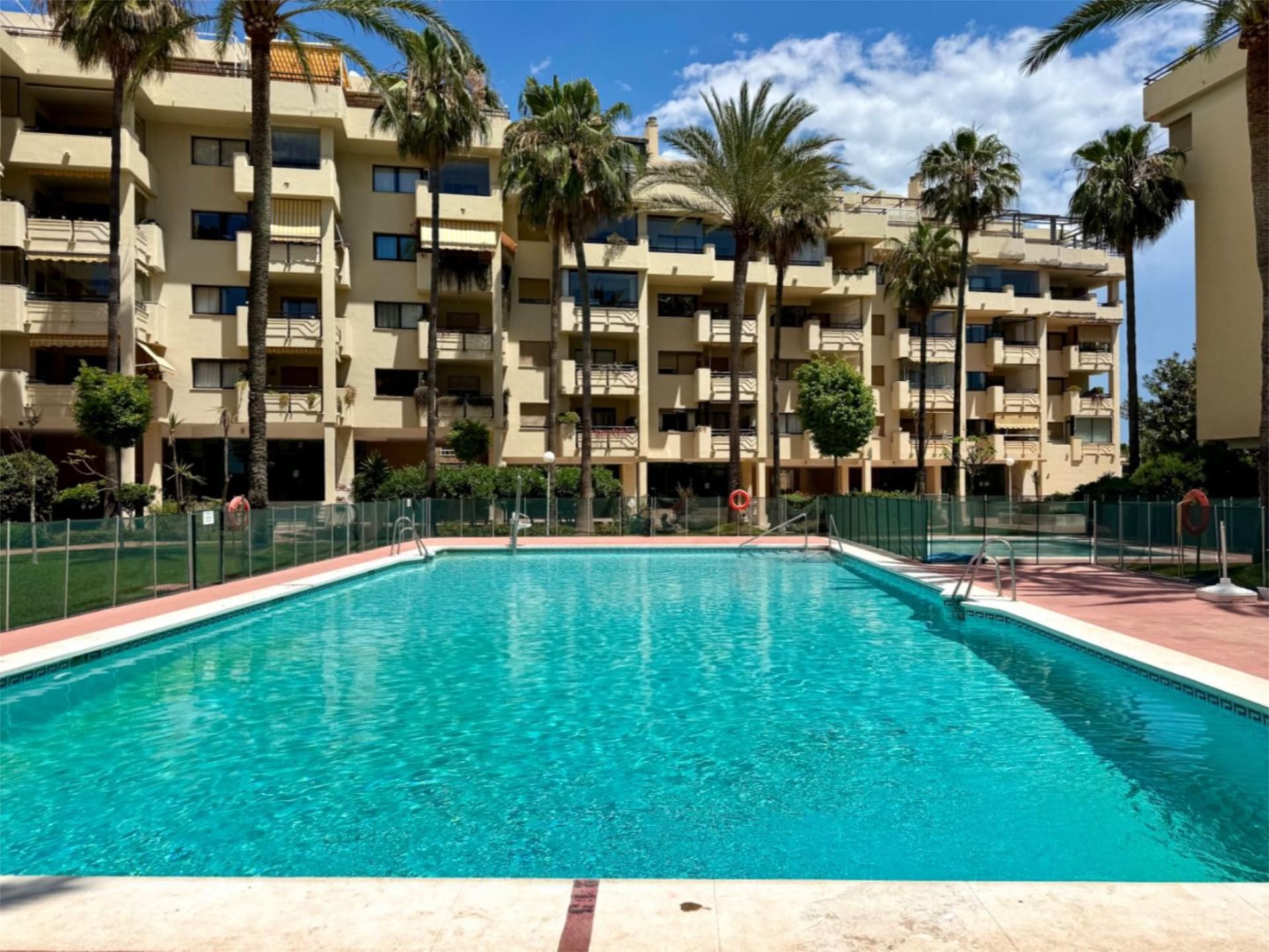 Swimming pool of Flat for sale in Torremolinos  with Air Conditioner, Heating and Private garden