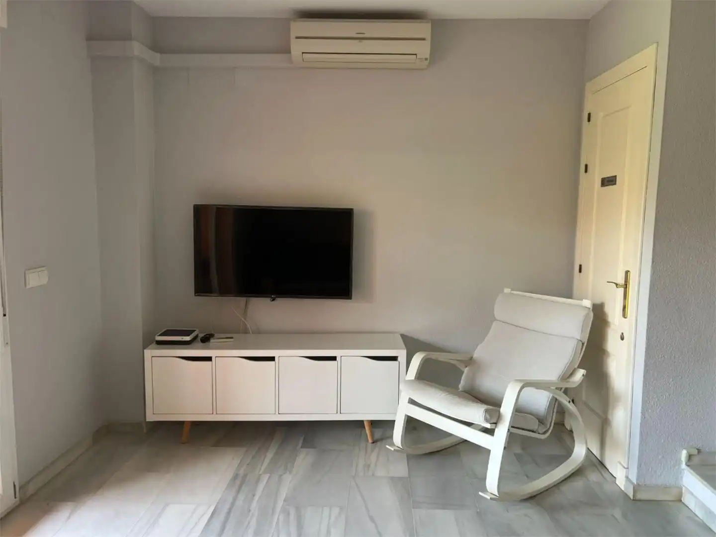 Living room of Flat for sale in Chiclana de la Frontera  with Air Conditioner, Private garden and Terrace