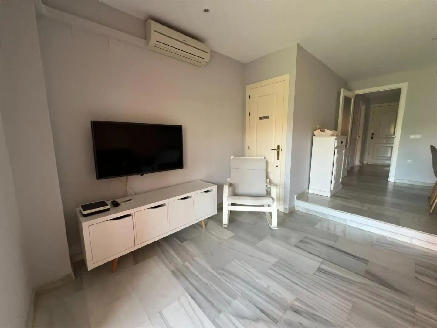 Living room of Flat for sale in Chiclana de la Frontera  with Air Conditioner, Private garden and Terrace