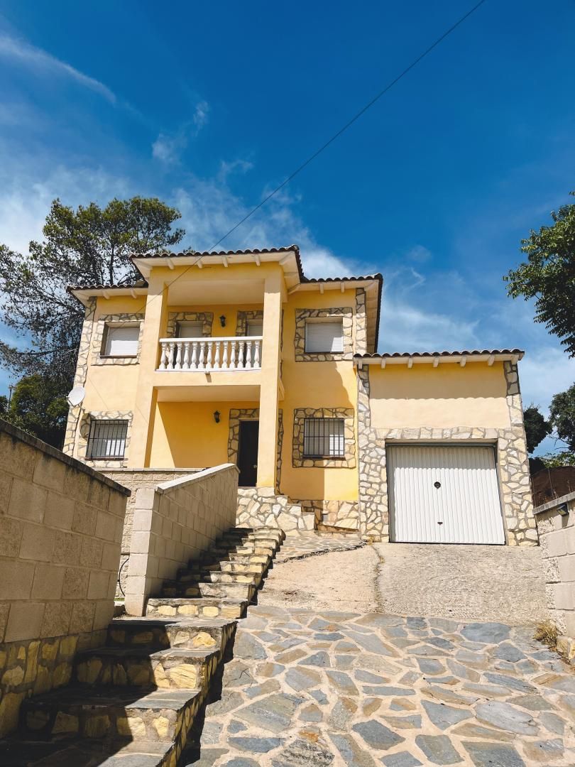 Vista exterior de Casa o xalet en venda en Santa Cruz del Retamar amb Terrassa, Piscina i Balcó
