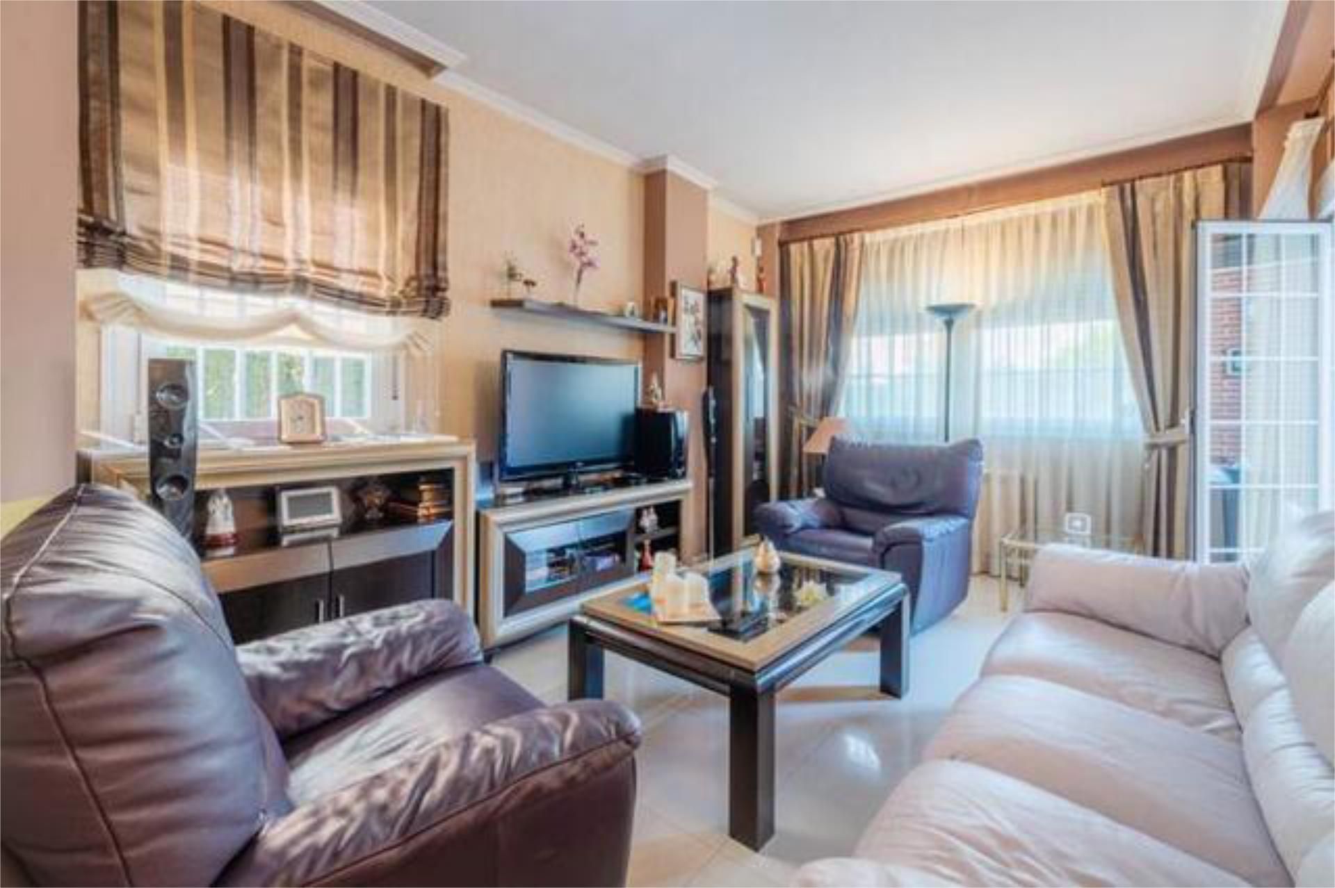 Living room of Single-family semi-detached for sale in  Madrid Capital  with Heating, Private garden and Terrace