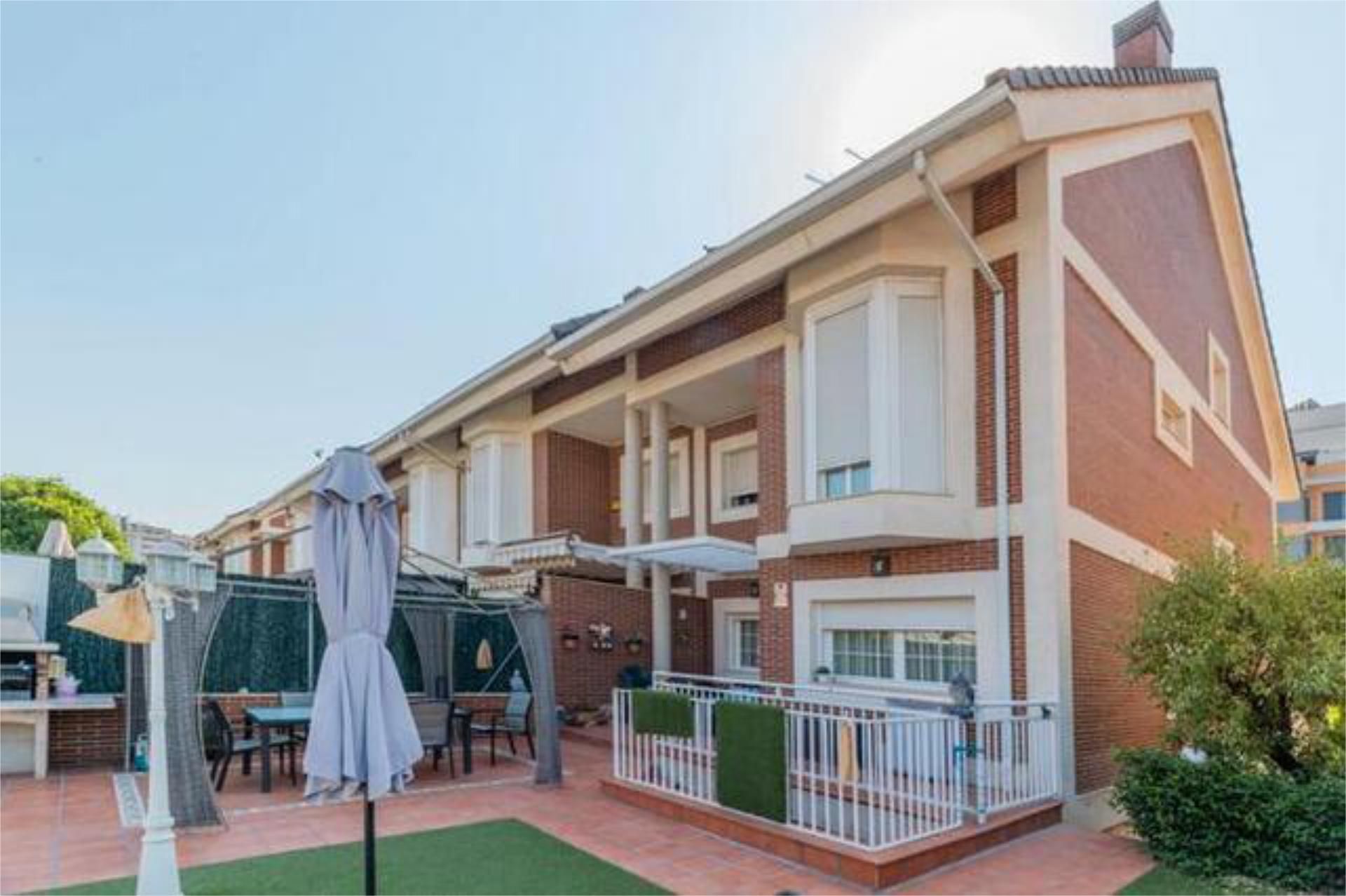 Vista exterior de Casa adosada en venda en  Madrid Capital amb Calefacció, Jardí privat i Terrassa