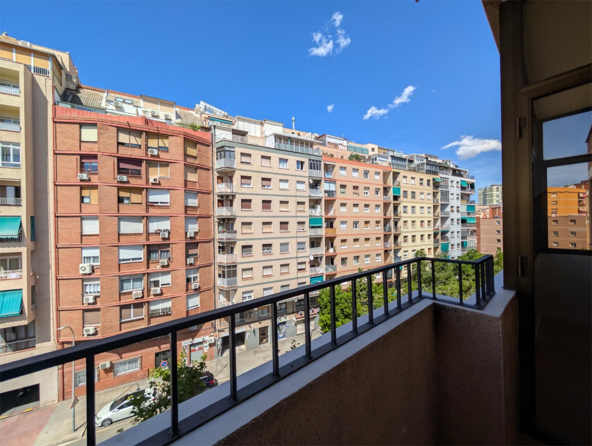 Vista exterior de Pis en venda en L'Hospitalet de Llobregat amb Aire condicionat i Balcó