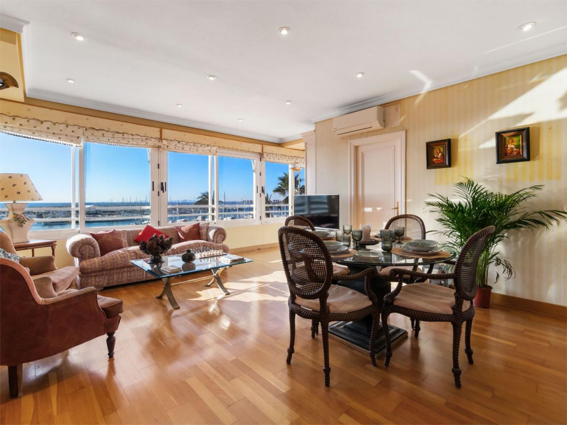 Dining room of Flat for sale in Torrevieja  with Air Conditioner, Parquet flooring and Furnished