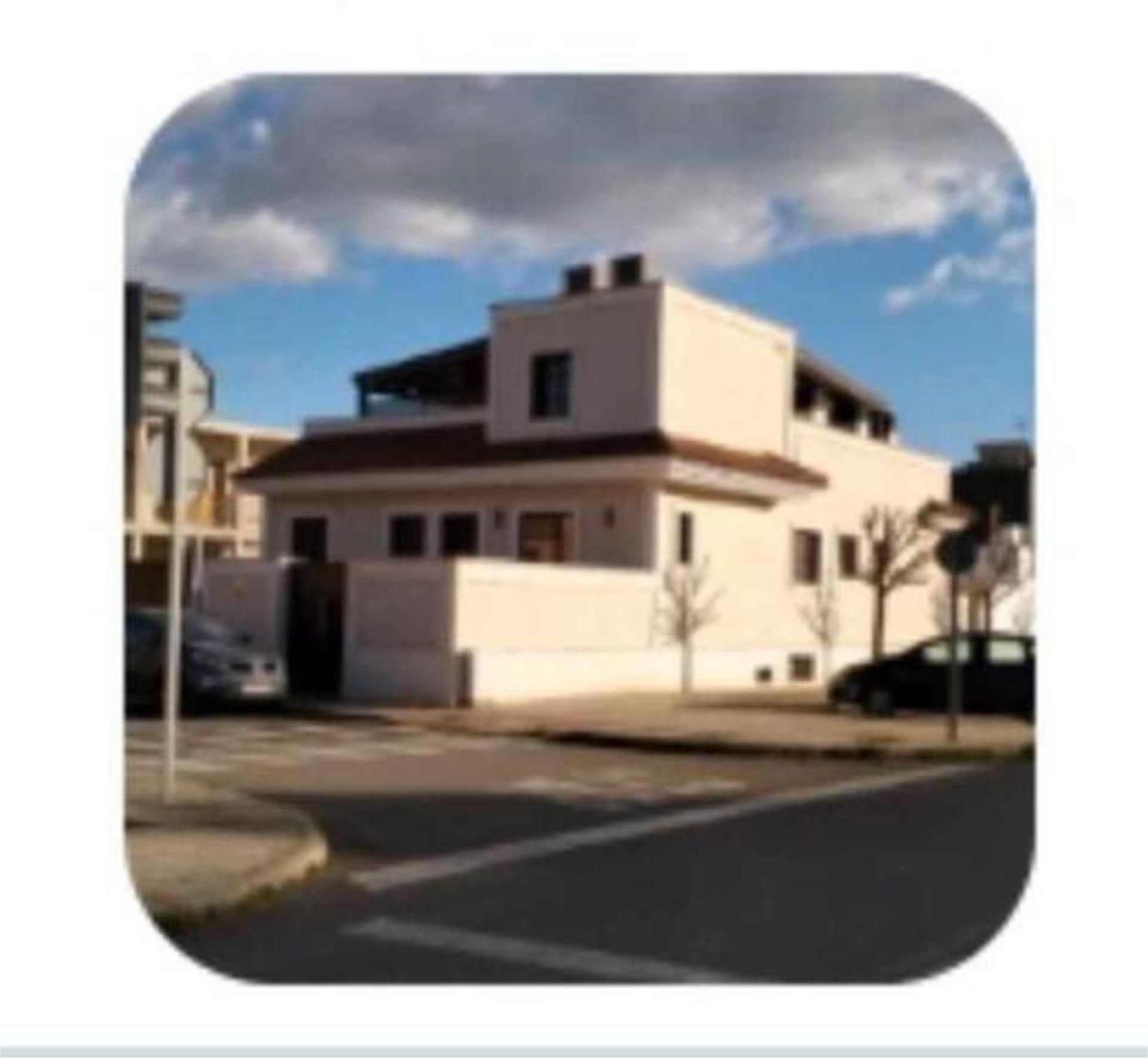 Vista exterior de Casa adosada en venda en Ciudad Real Capital amb Calefacció, Jardí privat i Terrassa