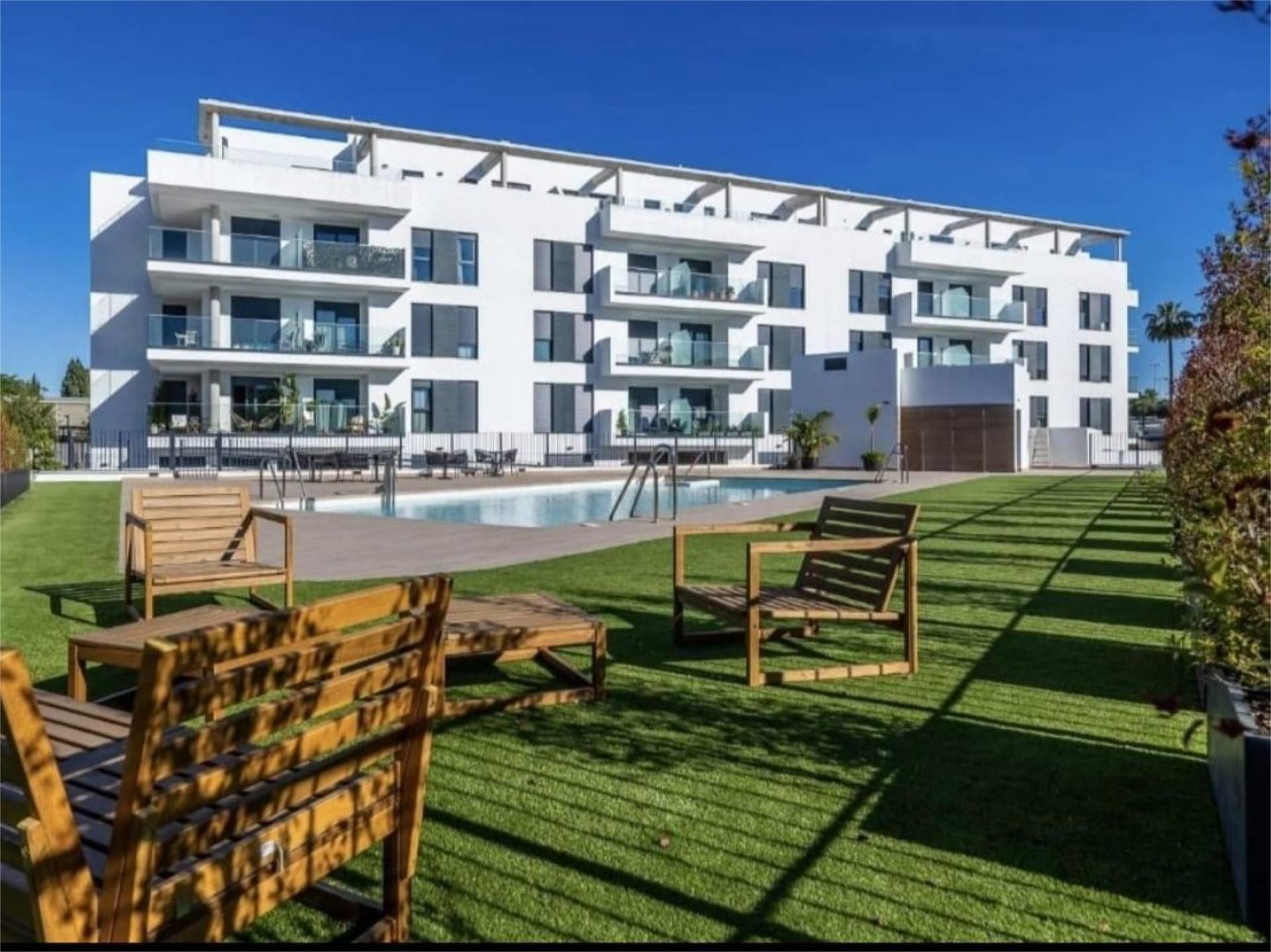 Vista exterior de Pis en venda en Tomares amb Aire condicionat, Terrassa i Piscina