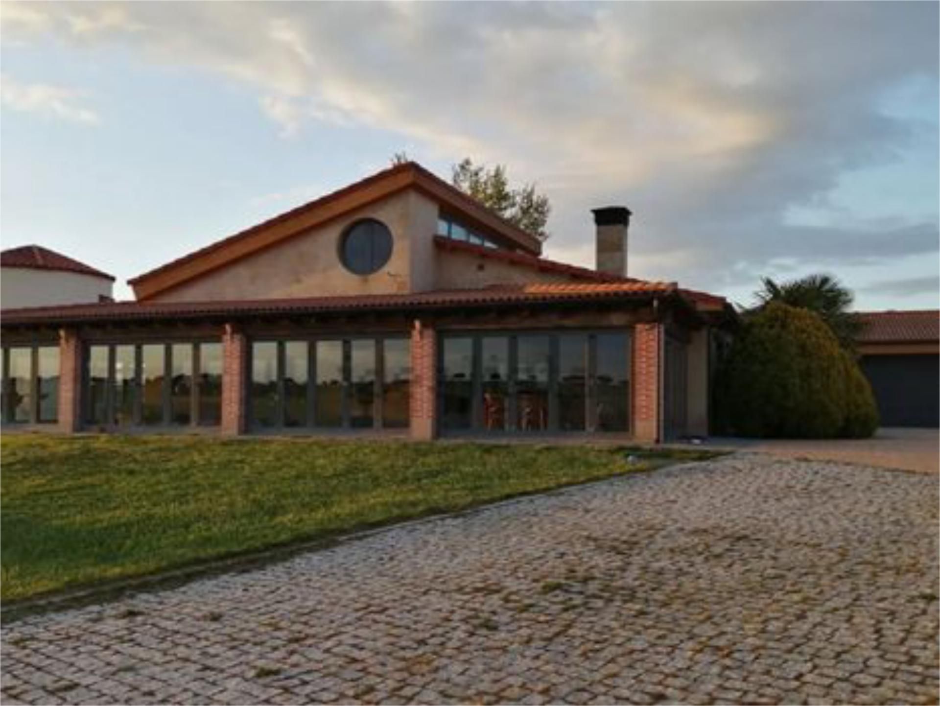 Exterior view of House or chalet for sale in Vecinos