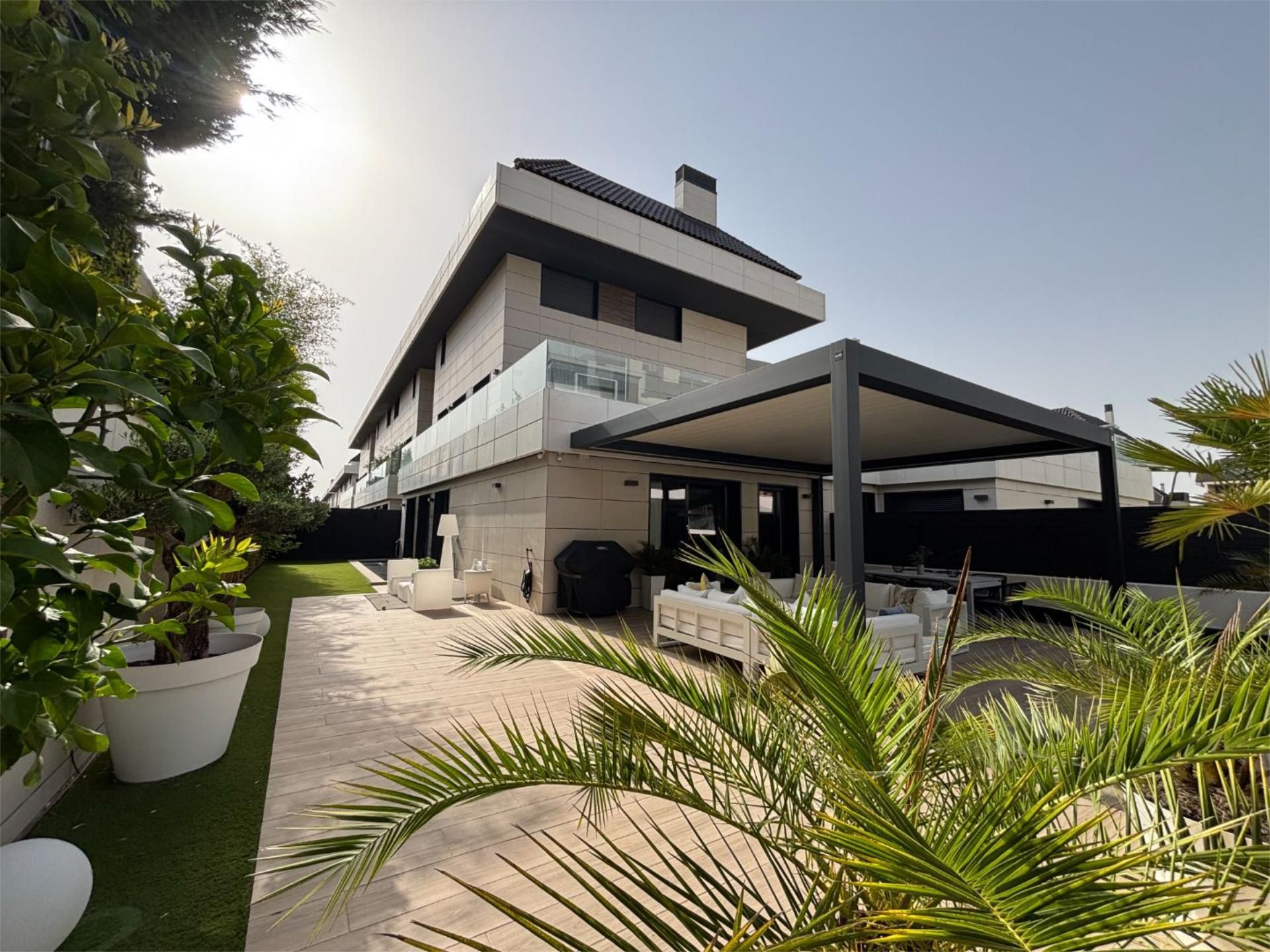 Exterior view of Flat for sale in Boadilla del Monte  with Air Conditioner, Terrace and Swimming Pool
