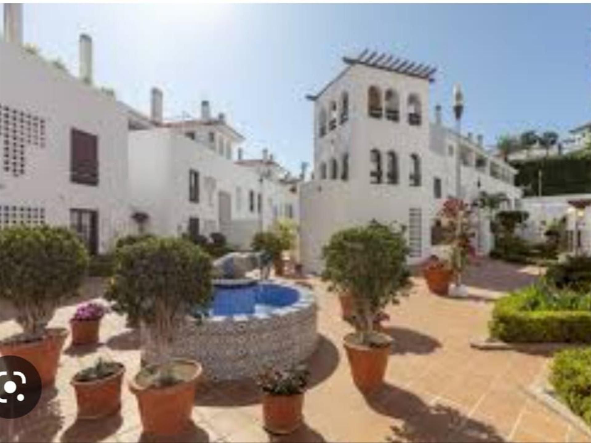 Vista exterior de Dúplex en venda en Marbella amb Aire condicionat, Terrassa i Piscina