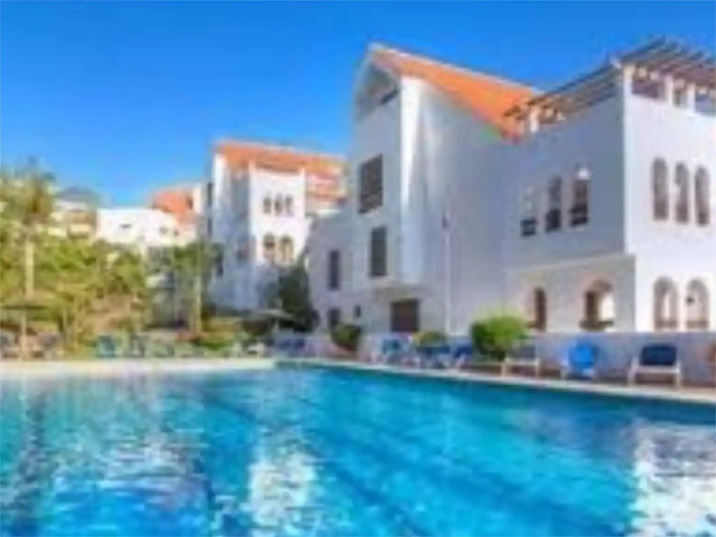 Vista exterior de Dúplex en venda en Marbella amb Aire condicionat, Terrassa i Piscina