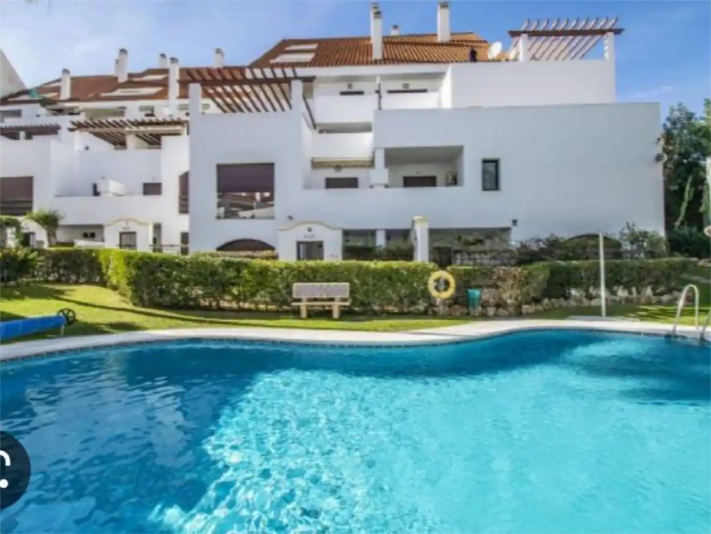 Vista exterior de Dúplex en venda en Marbella amb Aire condicionat, Terrassa i Piscina