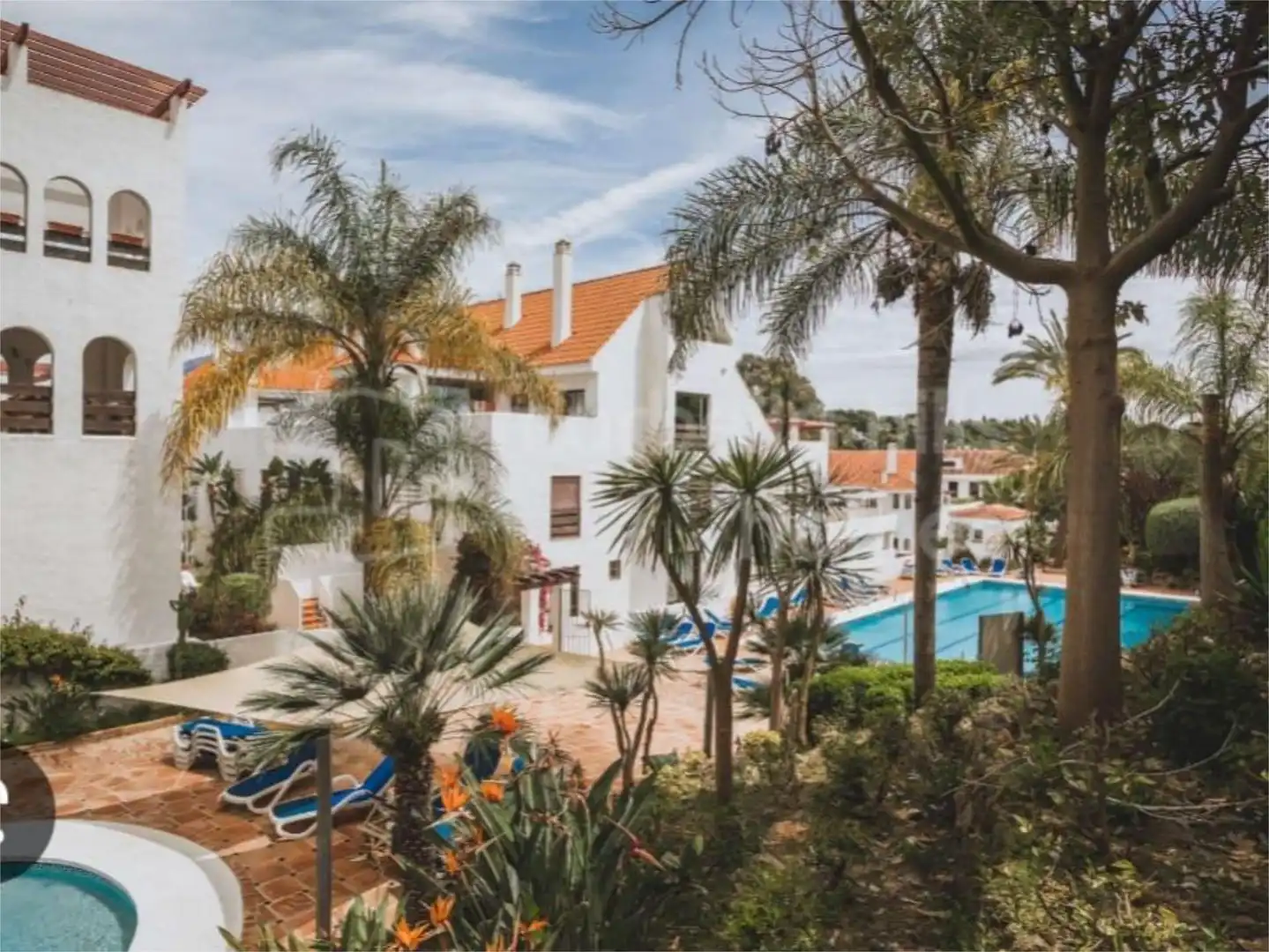 Vista exterior de Dúplex en venda en Marbella amb Aire condicionat, Terrassa i Piscina