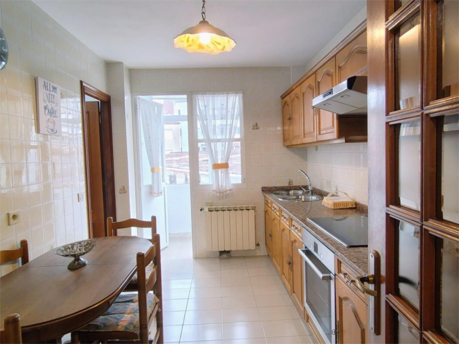 Pis de lloguer a Rúa dos Basquiños, 1, Campus Norte - San Caetano Cuina de Pis de lloguer en Santiago de Compostela  amb Calefacció, Parquet i Moblat