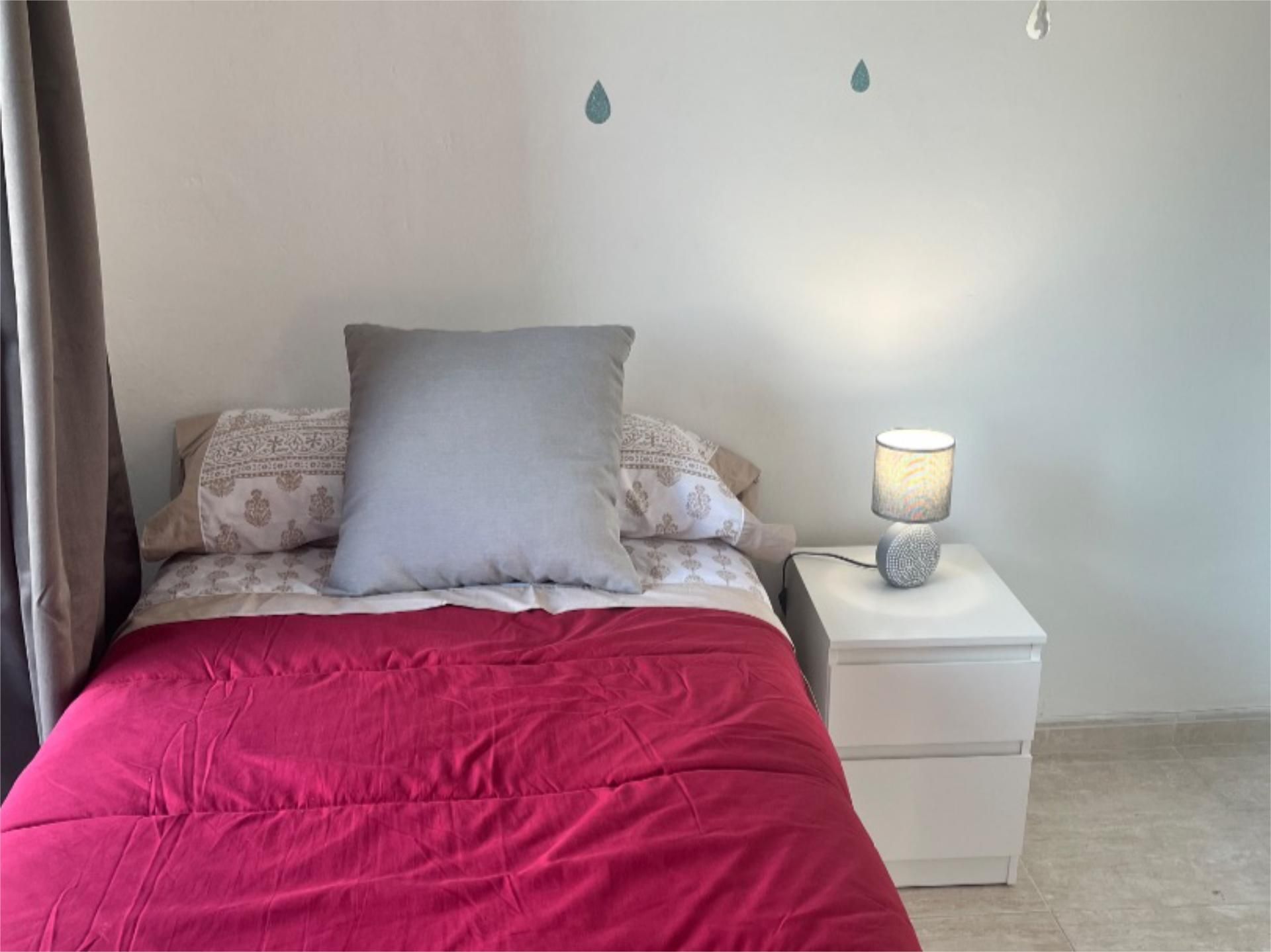 Dormitori de Apartament per a compartir en L'Hospitalet de Llobregat amb Moblat i Balcó