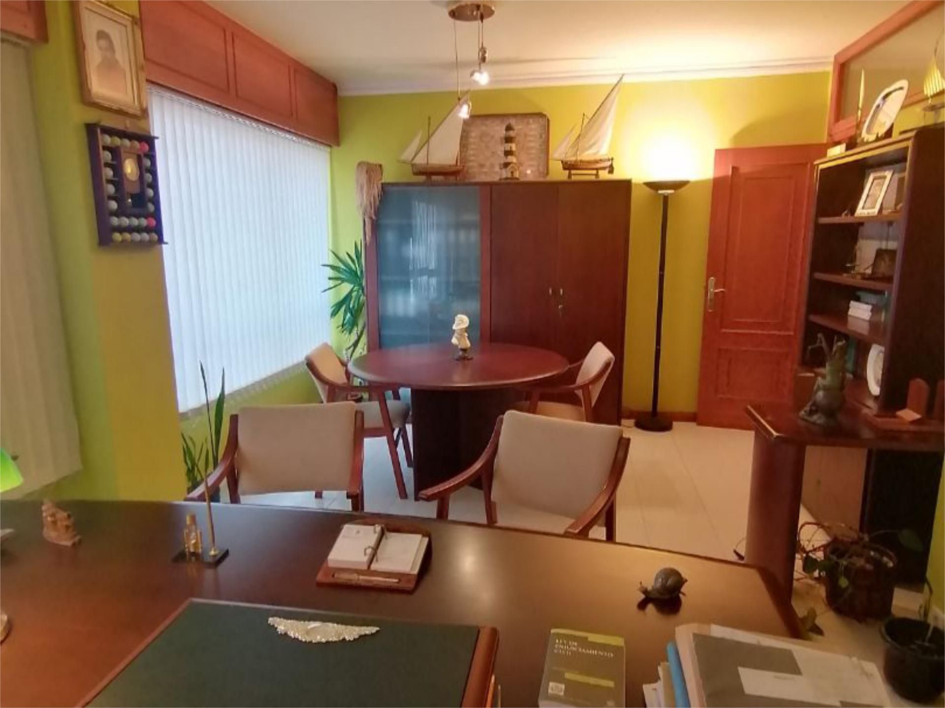 Office to rent in Ribeira