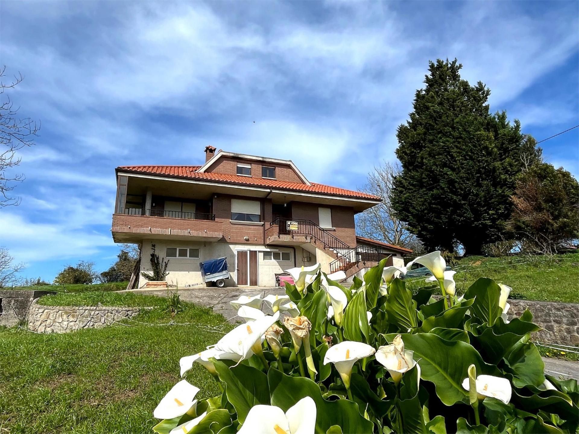 Flat for sale in Barrio Helguera, 19, Reocín Exterior view of Flat for sale in Reocín with Heating, Private garden and Parquet flooring