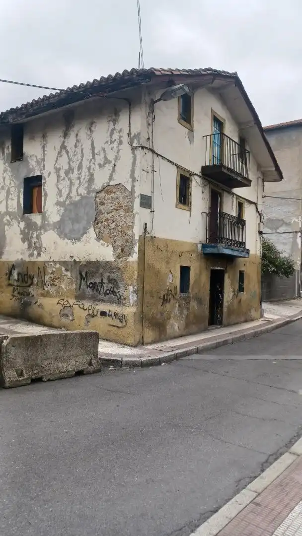 Casa o xalet en venda a Irailaren Zortzia Kalea, 11, Burtzeña Vista exterior de Casa o xalet en venda en Barakaldo amb Traster, Moblat i Aparcament comunitari