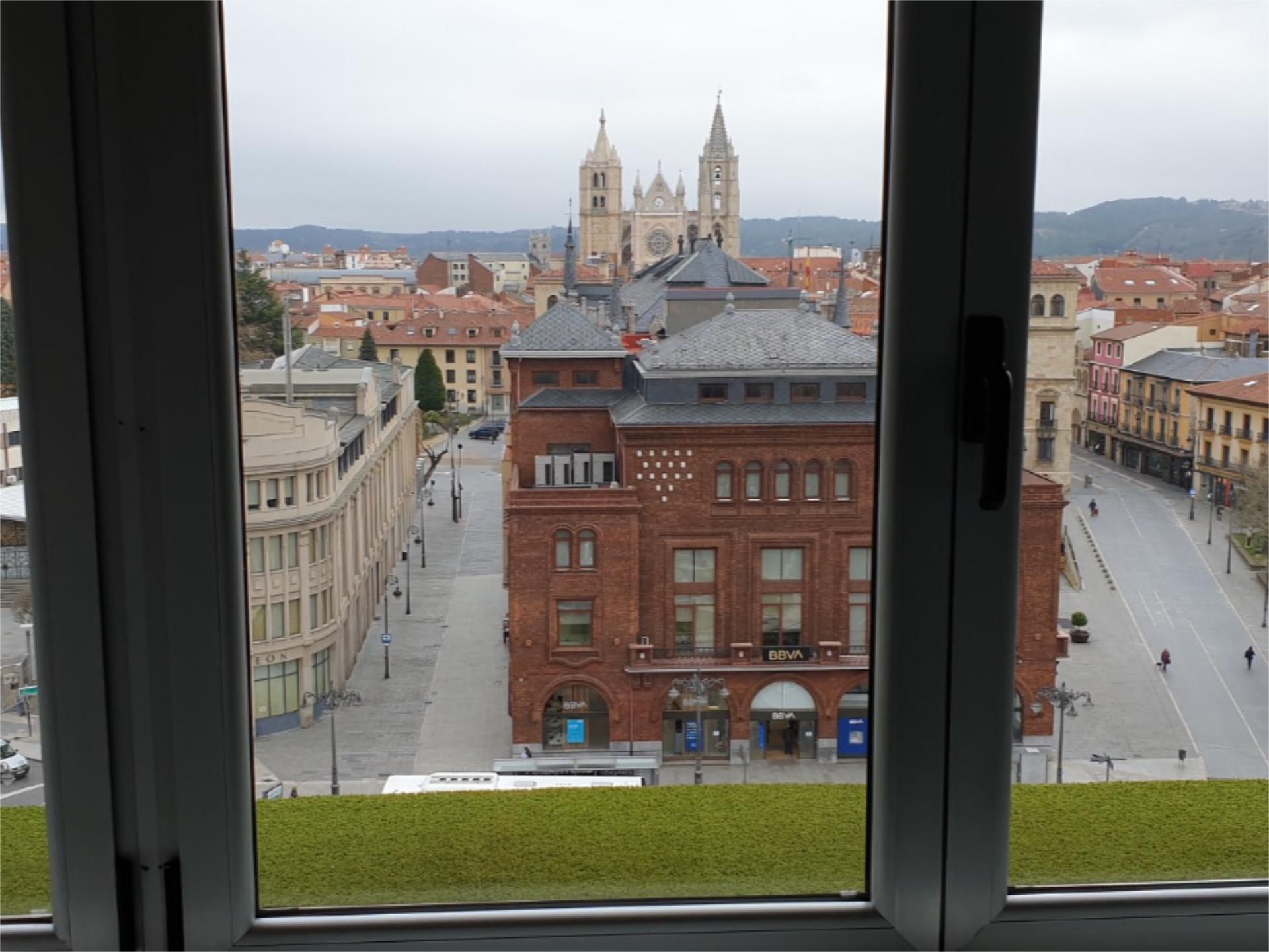 Vista exterior de Oficina de alquiler en León Capital  con Calefacción