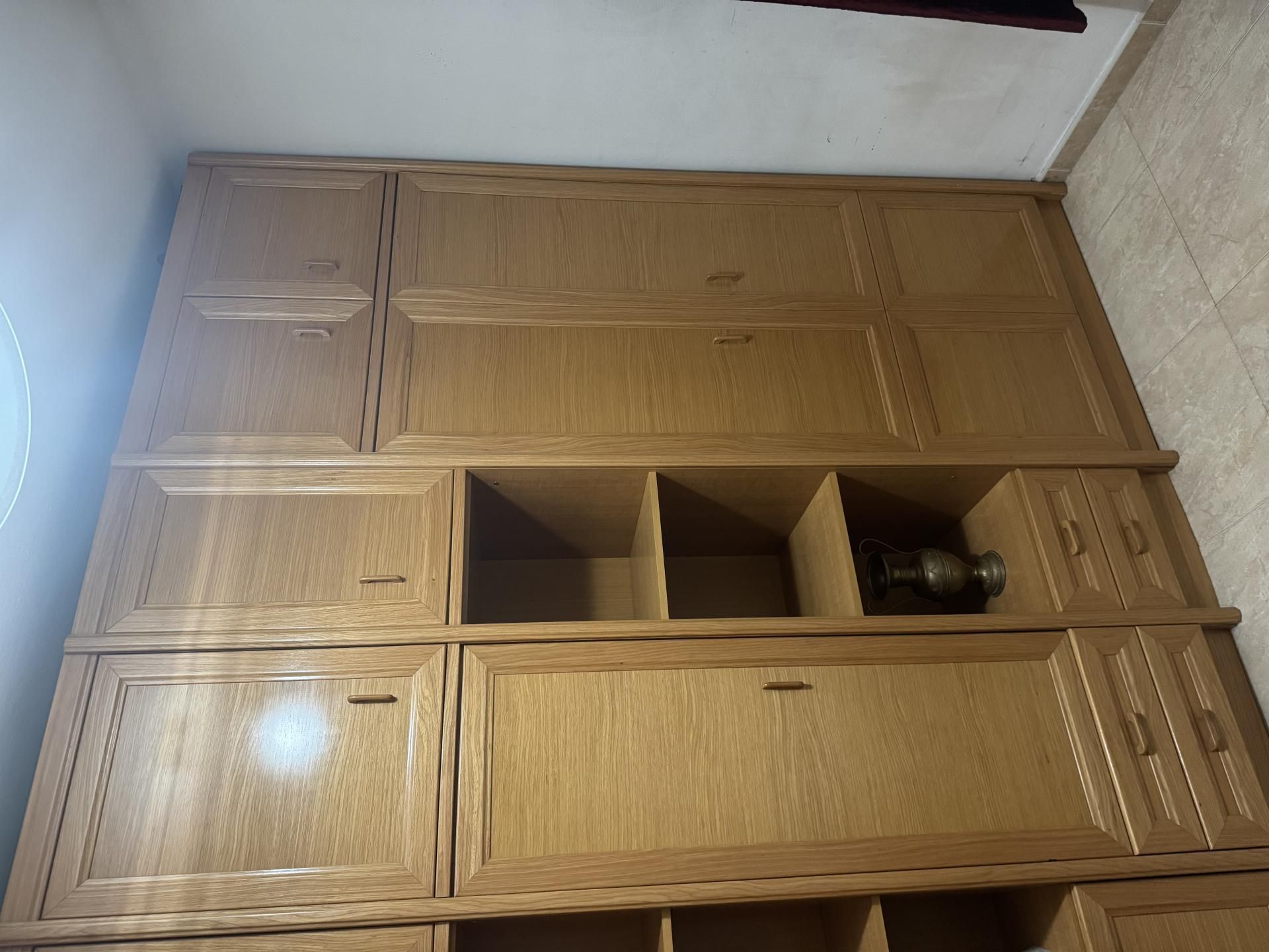 Dormitori de Apartament per a compartir en L'Hospitalet de Llobregat amb Parquet, Moblat i Balcó