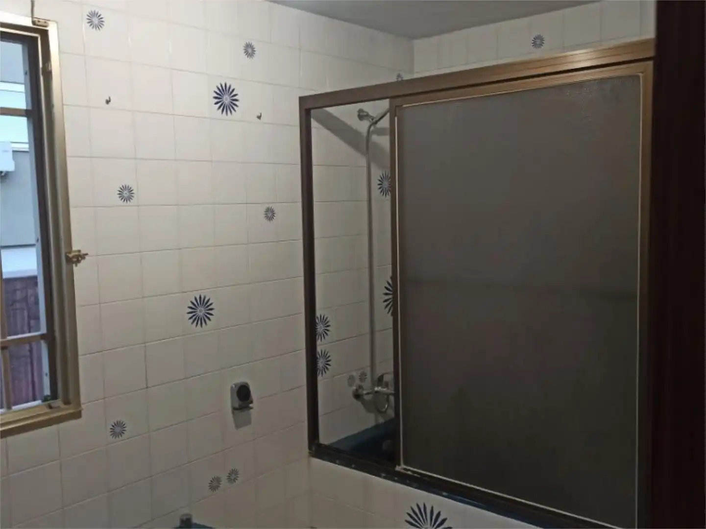 Zimmer in Calle General Tamayo, 12, Centro Badezimmer von Wohnung zur untervermieten in Almería mit Klimaanlage, Heizung und Terrasse