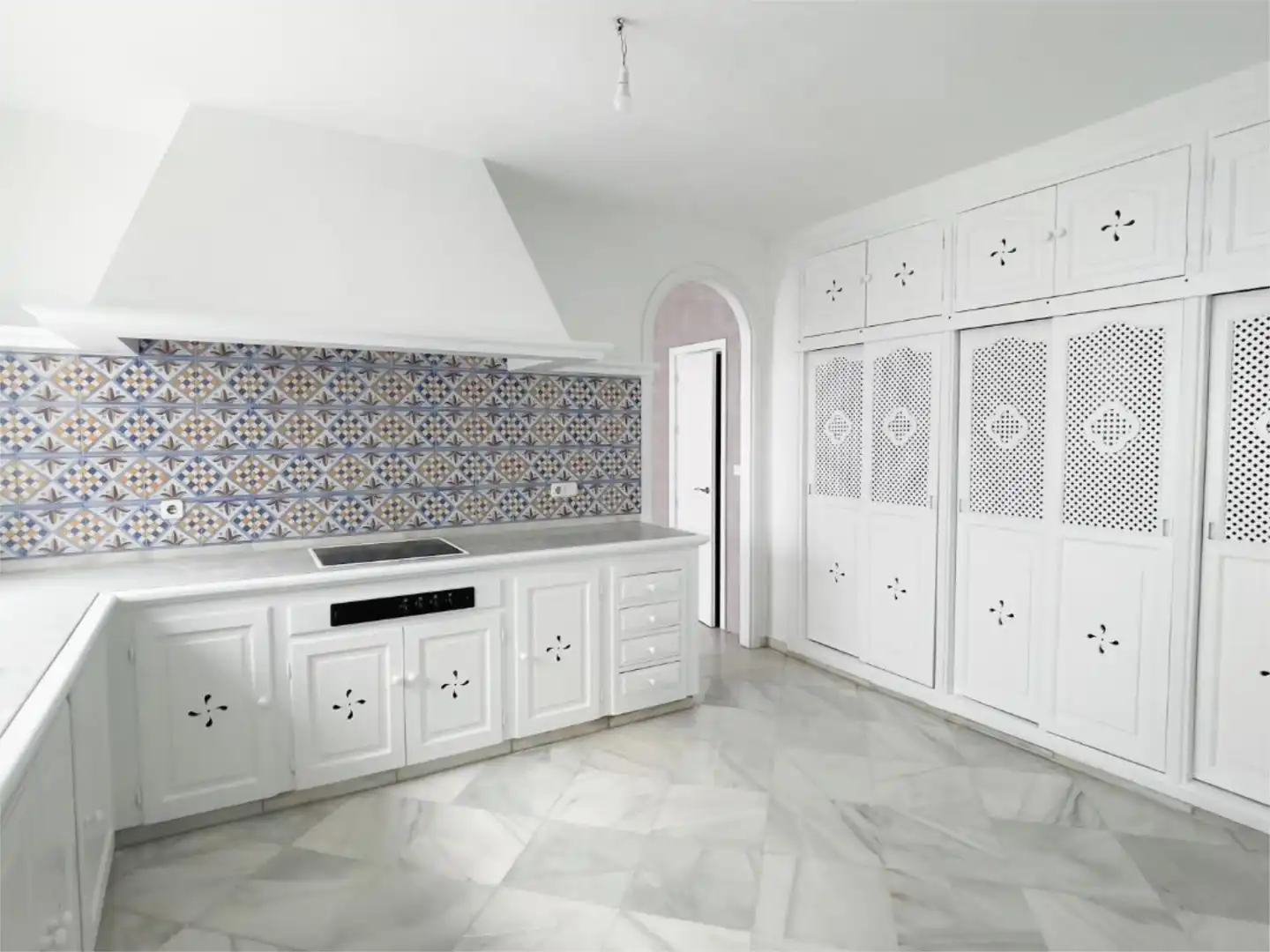 Wohnung zum Verkauf in Callejón Santo Domingo, 1, Centro - Calzada - Cabo Noval Küche von Wohnung zum Verkauf in Sanlúcar de Barrameda mit Privatgarten, Terrasse und Schwimmbad