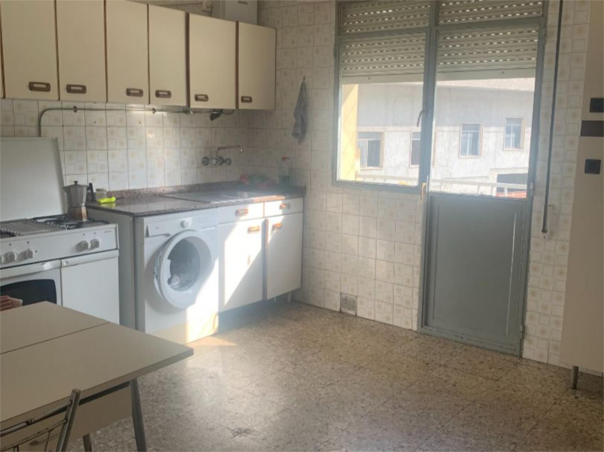 Kitchen of Flat to share in Ourense Capital   with Balcony