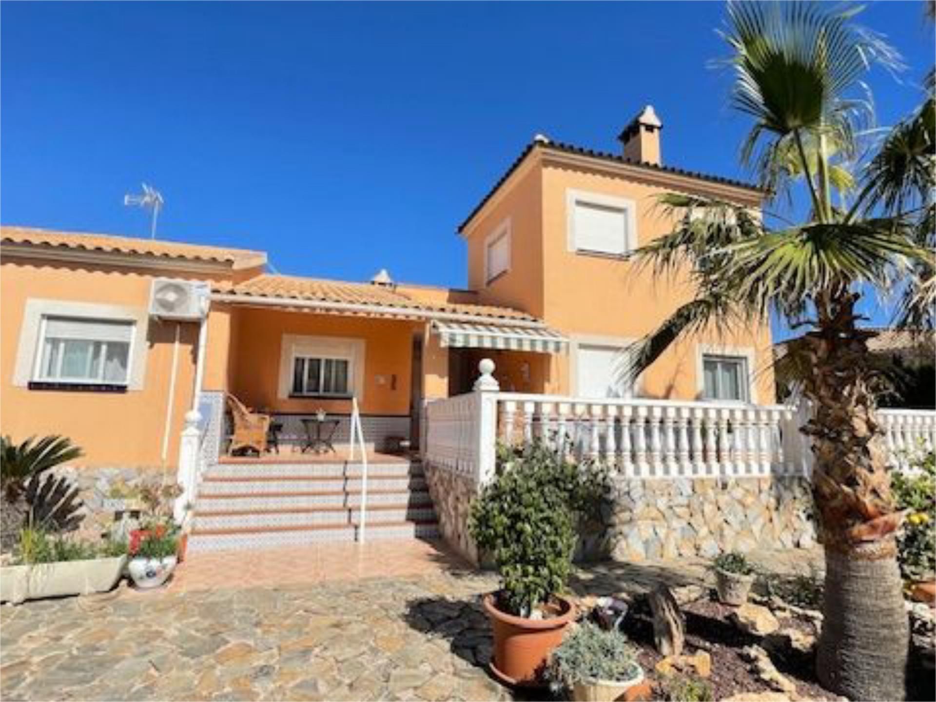 Vista exterior de Casa o xalet en venda en San Vicente del Raspeig / Sant Vicent del Raspeig amb Terrassa i Piscina