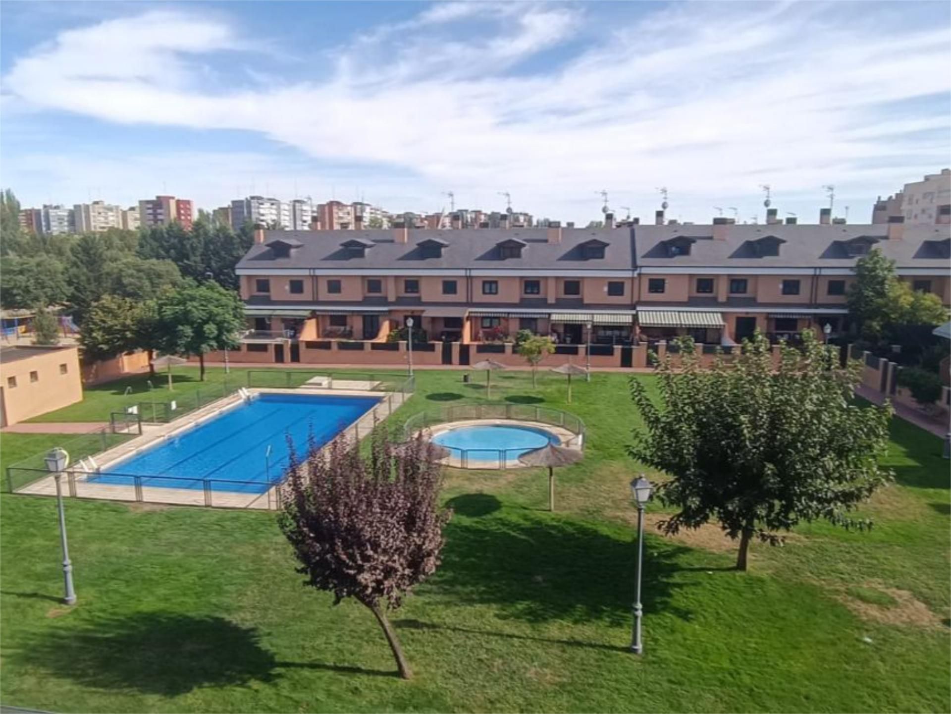 Vista exterior de Casa o xalet en venda en Fuenlabrada amb Aire condicionat, Terrassa i Piscina