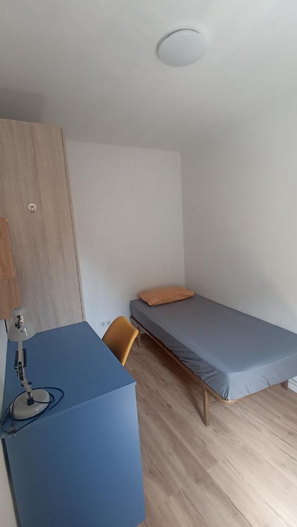 Dormitori de Apartament per a compartir en Girona Capital amb Aire condicionat, Calefacció i Parquet