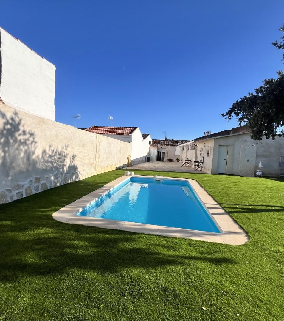 Piscina de Casa adosada de lloguer en El Robledo   amb Aire condicionat, Calefacció i Jardí privat