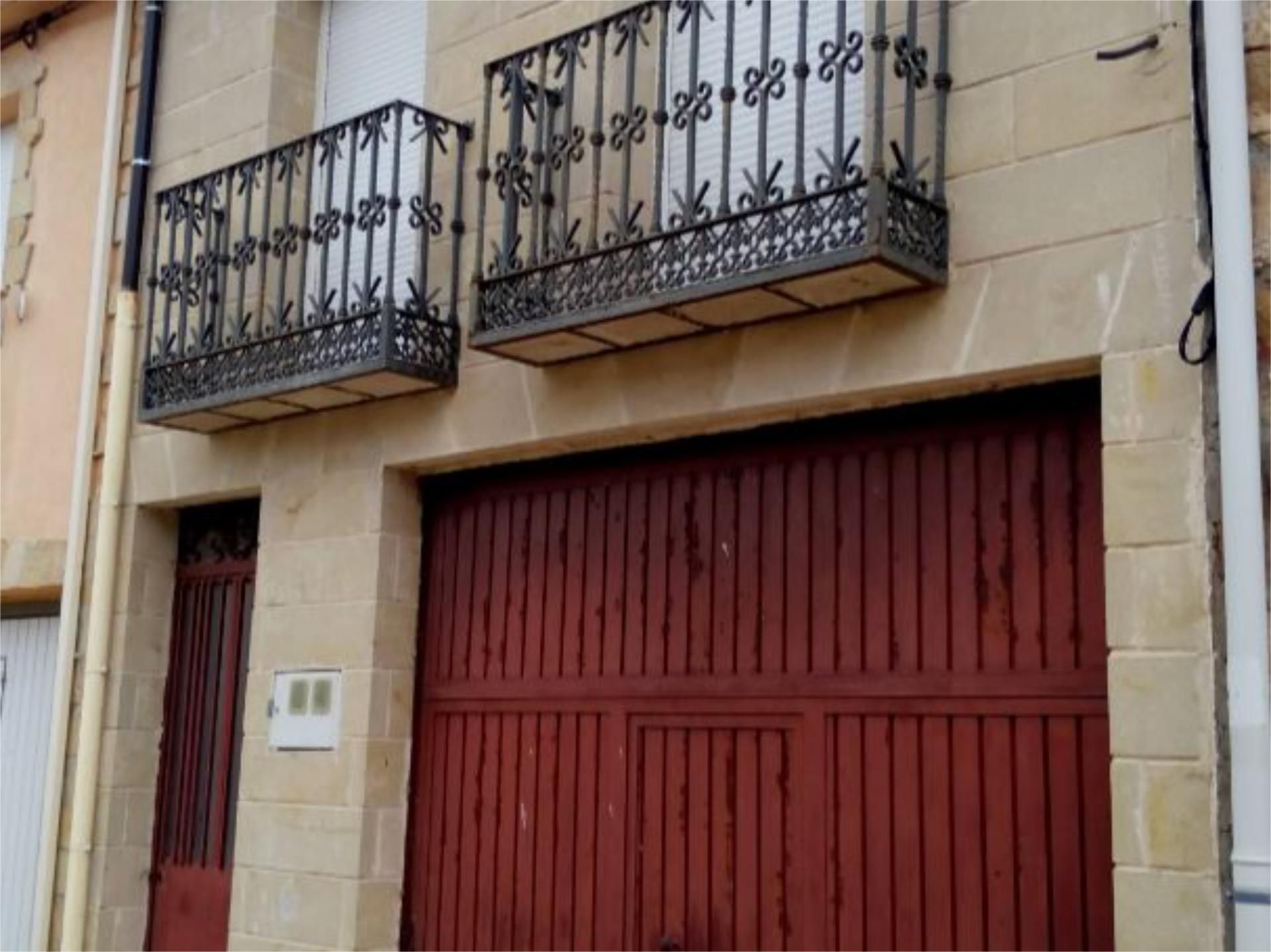 Vista exterior de Casa adosada en venda en Huérmeces del Cerro amb Traster, Moblat i Balcó