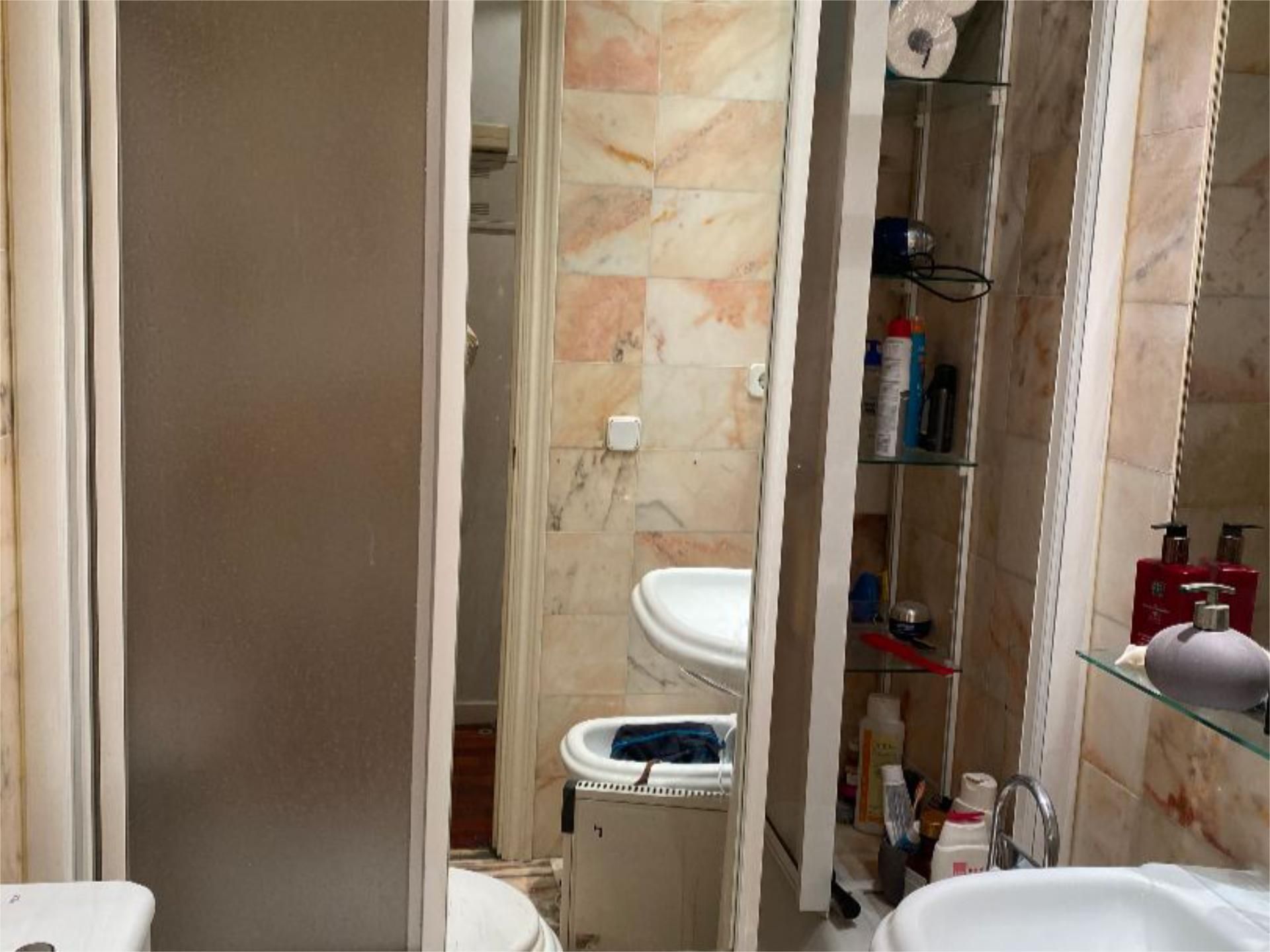 Bathroom of Flat for sale in  Madrid Capital  with Air Conditioner and Balcony