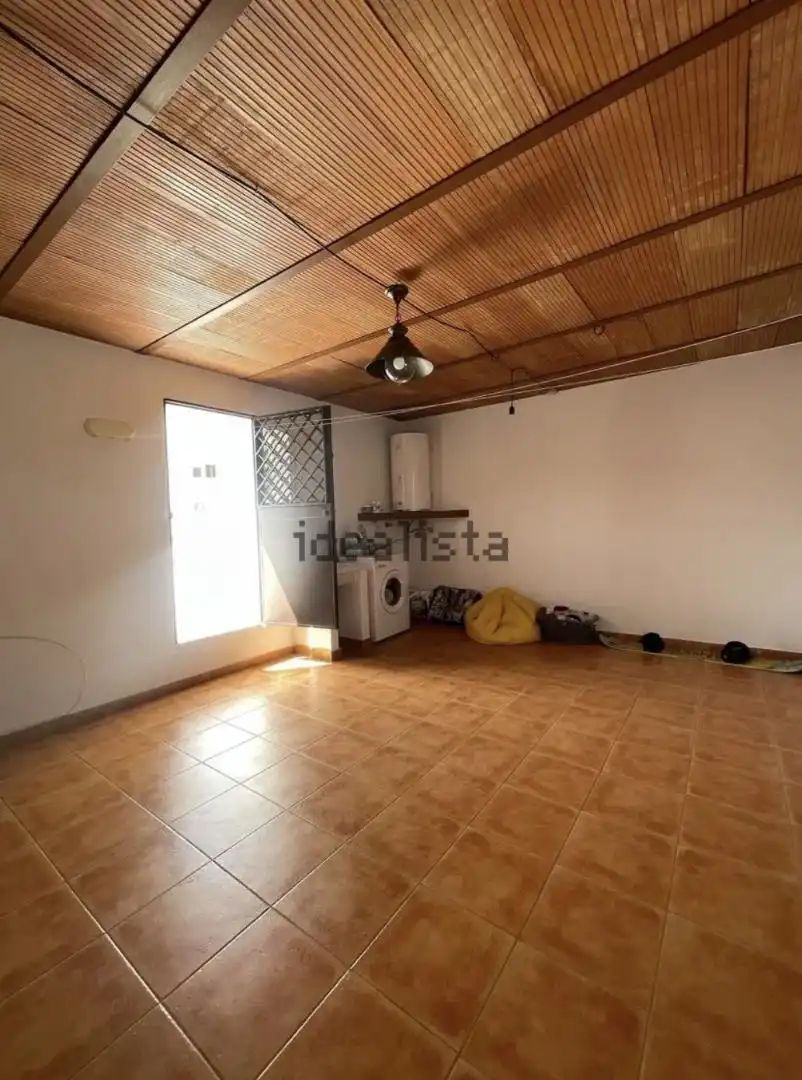 Room in Calle Tejares, 28, Parque Victoria Eugenia Duplexes for share in Málaga with Air Conditioner, Parquet flooring and Terrace
