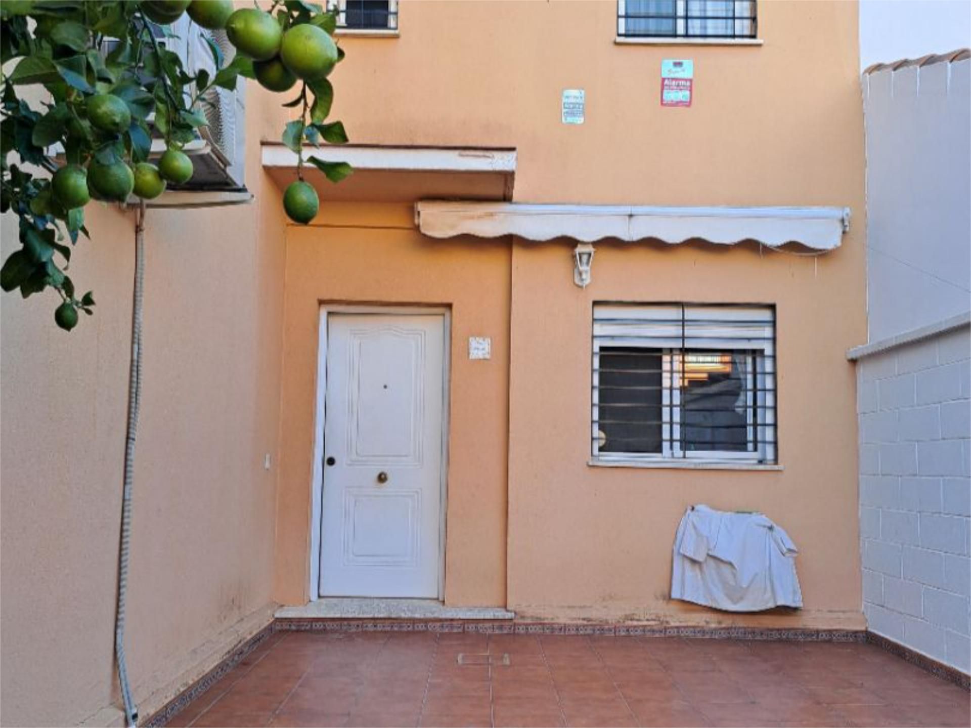 Vista exterior de Casa adosada en venda en Benacazón amb Aire condicionat