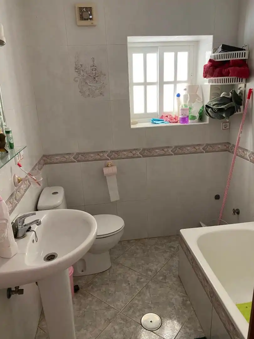 Baño de Casa adosada en venta en Periana con Jardín privado, Terraza y Amueblado