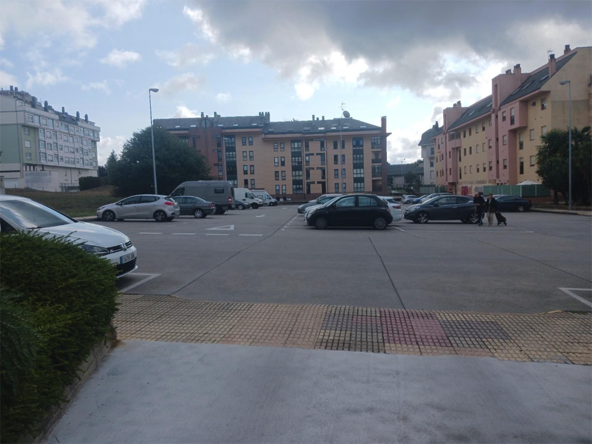 Aparcament de Apartament en venda en Lugo Capital amb Calefacció, Parquet i Moblat