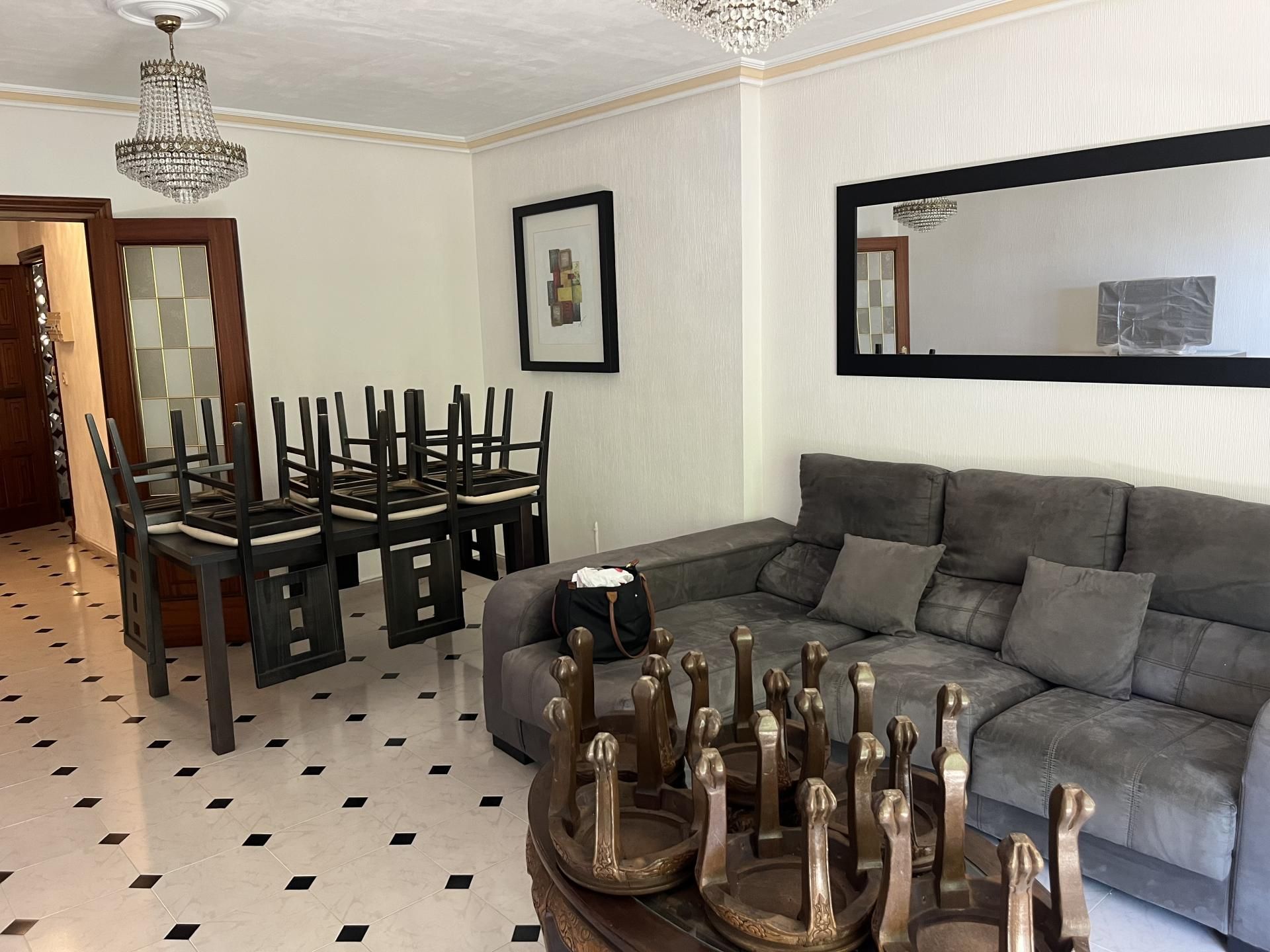 Sala d'estar de Pis de lloguer en Algeciras amb Terrassa i Moblat